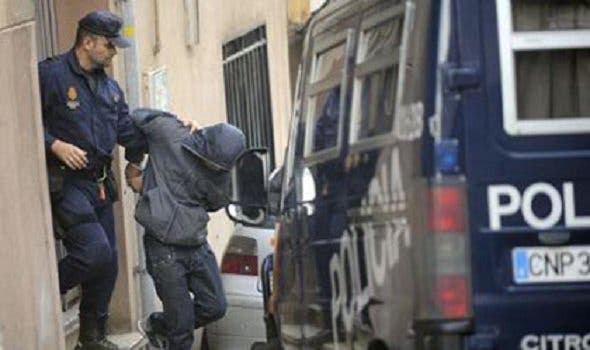 Photo of مهاجرين مغربيين يعتديان على شرطي إسباني أمام أنظار زوجته وطفله