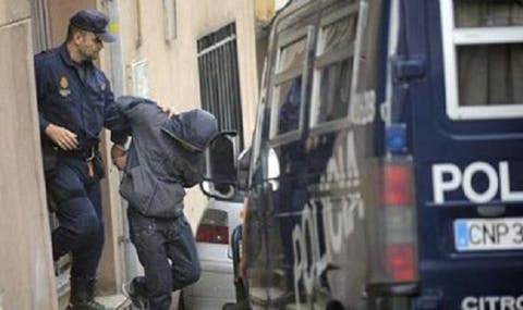 مهاجرين مغربيين يعتديان على شرطي إسباني أمام أنظار زوجته وطفله