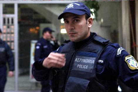 الشرطة اليونانية تعتقل برلمانيا بتهمة التحريض على العنف