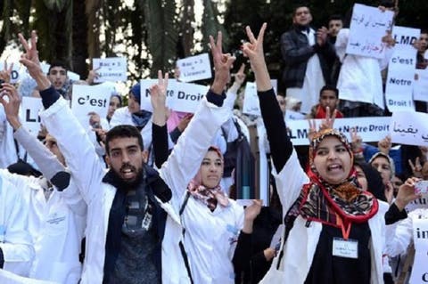 الممرضون يخوضون إضرابا ويعتصمون أمام مقر وزارة الصحة