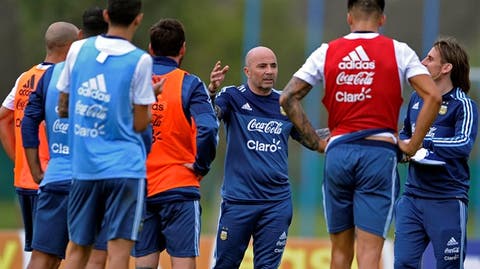 تفاصيل حوار حاد بين لاعبي المنتخب الأرجنتيني وسامباولي