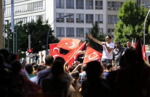 المئات يخرجون لشوارع برلين تضامنا مع مسعود أوزيل‎