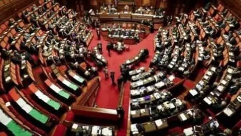 إلغاء تقاعد البرلمانيين ووزير الداخلية الايطالي يعتبره شيء سخيف