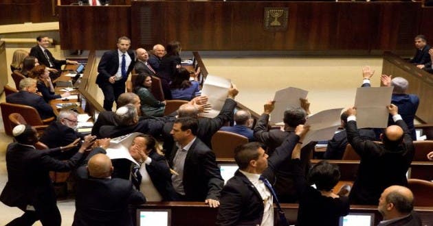 Photo of إسرائيل تقرّ قانون الدولة القومية لليهود .. والنواب العرب يمزقونه