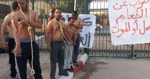 احتجاج “دامٍ” لعاطلين عن العمل في الجزائر
