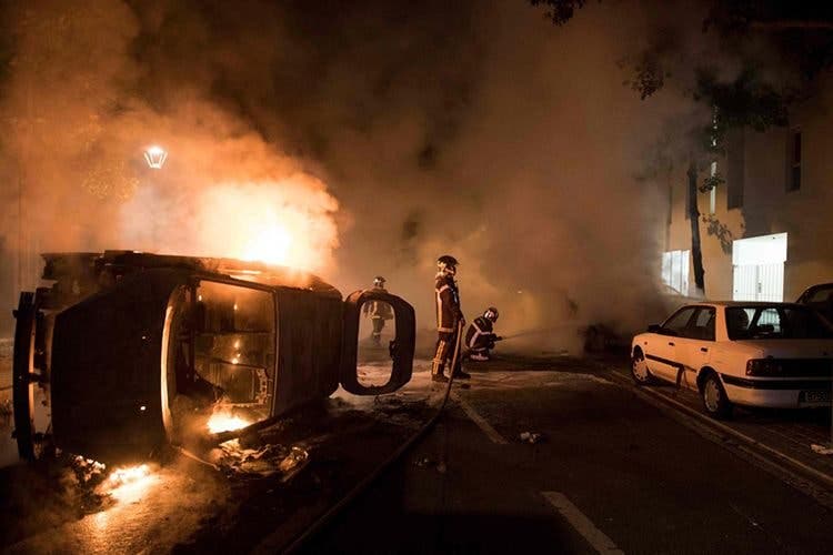 Photo of انطلاق أعمال عنف بمدينة نانت الفرنسية بعد مقتل شاب على يد شرطي‎