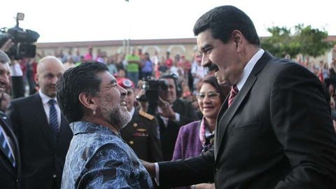 مارادونا يتضامن مع مادورو ويندد بمحاولة اغتياله