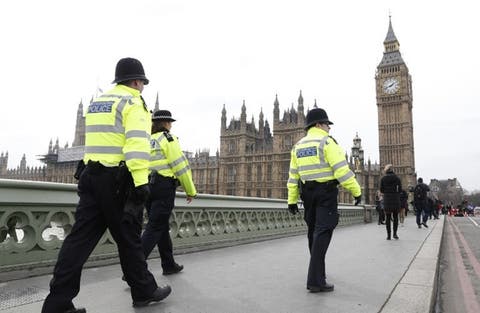 شرطي بريطاني يحرر مخالفة لزميله الشرطي.. هذا السبب