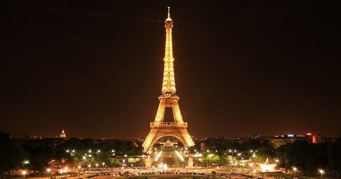 إغلاق برج إيفل في باريس مع إضراب العمال بسبب طوابير الزوار الطويلة