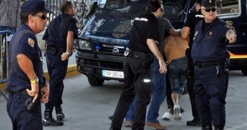 الأمن الإسباني يعتقل مهاجرا مغربيا  لاعتدائه جنسيا على  سبعينية بريطانية