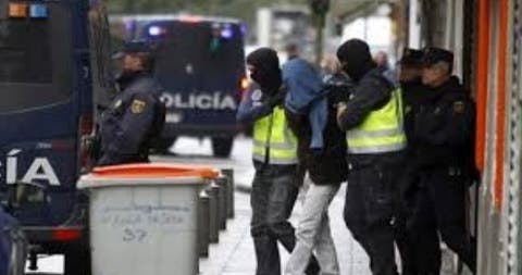 الأمن الاسباني يوقف مغربي بعد إشهاره مسدسا على رواد إحدى المقاهي  بإسبانيا