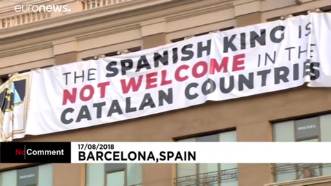في ذكرى اعتداءات برشلونة ..الكتلان يرفعون شعار “ملك اسبانيا غير مرحب به”