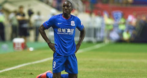 لاعب صيني يوجه “إهانات عنصرية” للسنغالي ديمبا با