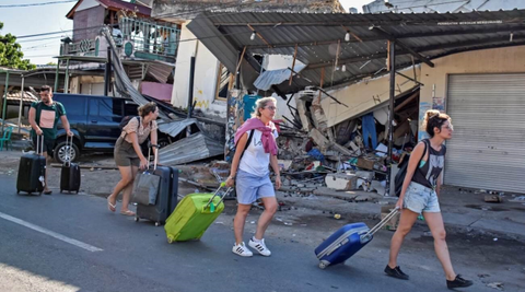 اندونيسيا..السياح يفرون من جزيرة لومبوك بعد زلزال قتل 91 شخصا