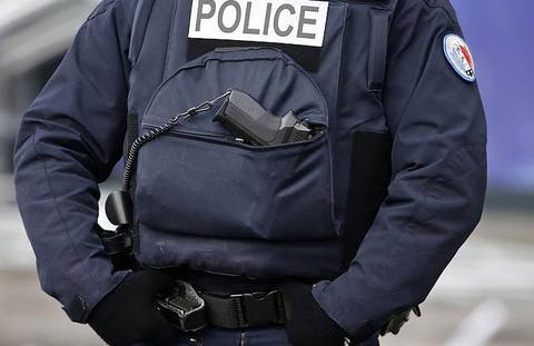 مقتل مسؤول شرطة فرنسي محلي طعنا