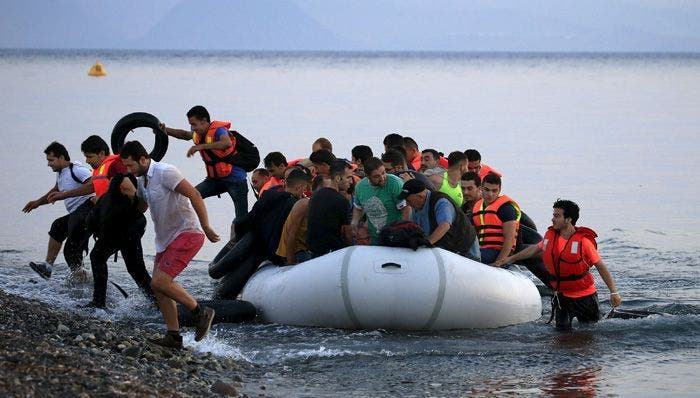 Photo of نشطاء بحراك الريف يغادرون الوطن عبر قوارب الموت ومستشارة تحمل المسؤولية للبحر ( فيديو )