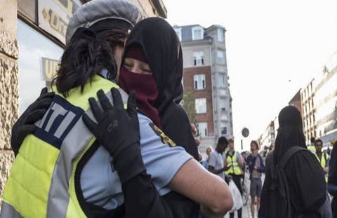 شرطة الدنمارك تحقق مع شرطية احتضنت محتجة منتقبة