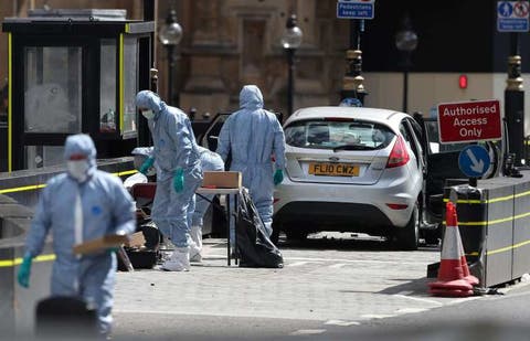 إصابة شخصين صدمتهما سيارة أمام مسجد في لندن
