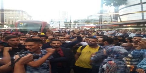 الدار البيضاء ..ركاب غاضبون يحتلون سكة “الترام” احتجاجا على التأخر