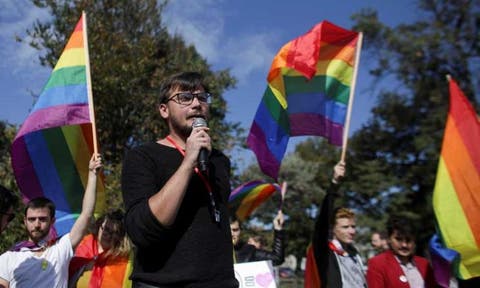 الرومانيون يصوتون في استفتاء على حظر زواج المثليين