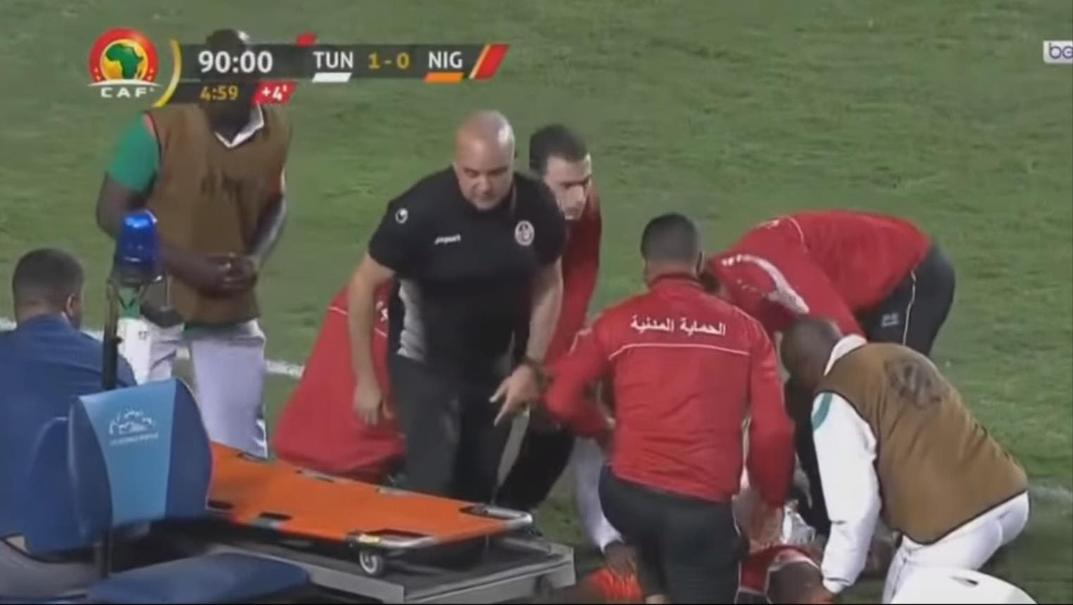 Photo of بالفيديو.. شاهد طبيب المنتخب التونسي ينقذ لاعب النيجر من الموت المحقق
