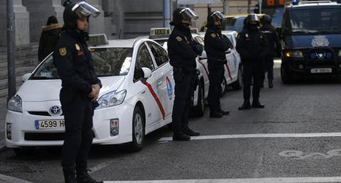 فرار مهاجرين جزائريين يخلف إصابة 11 شرطيا إسبانيا