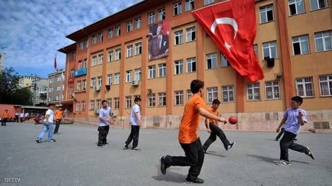 تركيا .. “قبلة مدرسية” تقود طفلا إلى السجن