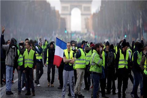 الشرطة الفرنسية تستخدم الغاز المسيل للدموع لتفريق متظاهري “السترات الصفراء”