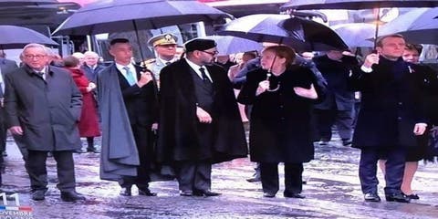 صورة مولاي الحسن يحمل المظلة لأبيه أمام قادة الدول تثير اعجاب المغاربة