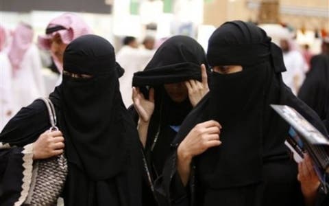 “العباية المقلوبة”.. سعوديات يطلقن حملة احتجاج ضد ارتداء العباءة السوداء