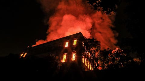 مقتل ستة أشخاص بينهم أطفال في حريق بمجمع سكني بسويسرا