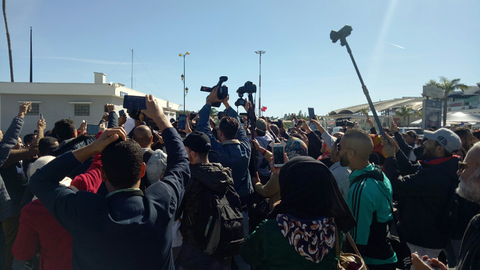 منتسبو الصحافة يختطفون الطفلة مريم أمجون وسط فوضى عارمة بالمطار