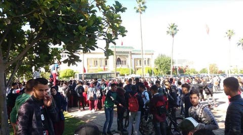 تلاميذ تطوان يخرجون للشارع احتجاجا على “ساعة العثماني”