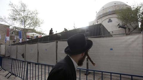 مجهولون يعلّقون رأس خنزير على مدخل كنيس يهودي