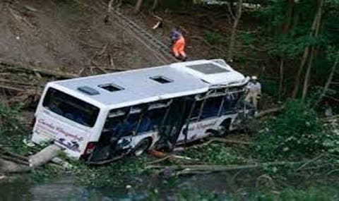 البيرو.. 7 قتلى بسقوط حافلة فريق لكرة القدم في هاوية