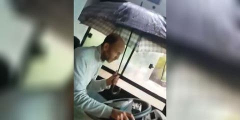 فيسبوكيون يتضامنون مع سائق حافلة ظهر في فيديو يحتمي بمظلة
