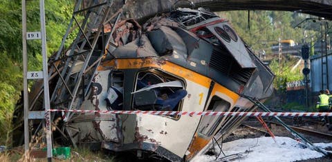 اسبانيا .. مقتل شخص وإصابة اخرين بعد خروج قطار عن السكة