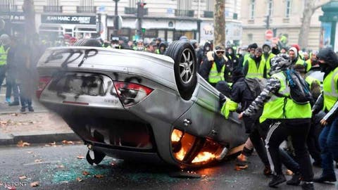 تصاعد العنف في باريس.. معارك كر وفر بين الشرطة والمحتجين