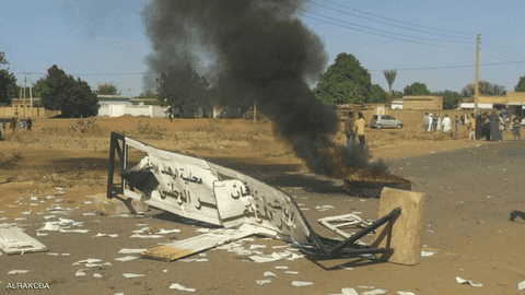 السودان.. تجدد التظاهرات وحرق مقر للحزب الحاكم