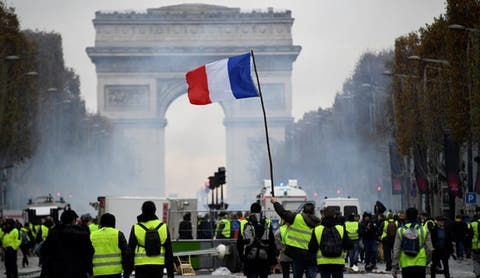 باريس تغرق في موجة غضب وضباب القنابل المسيلة للدموع