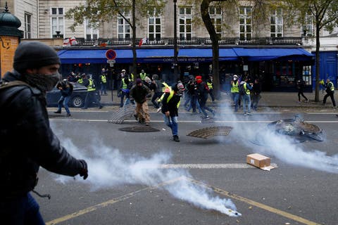 الشرطة الفرنسية تفرق احتجاجات “السترات الصفراء” بالقنابل وخراطيم المياه