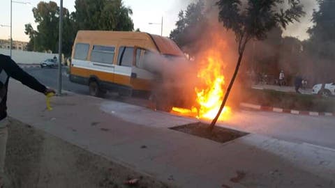 النيران تلتهم سيارة للنقل المدرسي وسط خريبكة ( صورة )