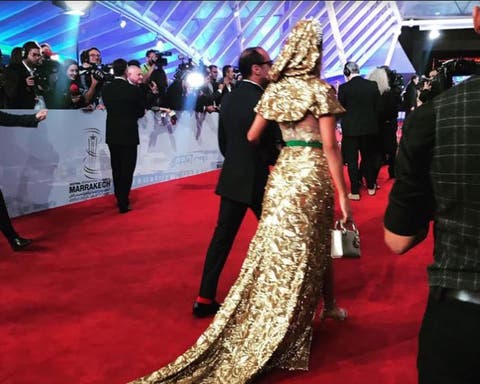 عارضة أزياء مغربية تخلق الحدث بفستان من الذهب في مهرجان مراكش للفيلم