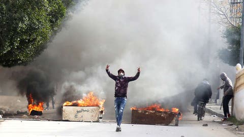 اعتقال 18 متظاهرا في تونس بعد “إضرام” صحفي النار في جسده