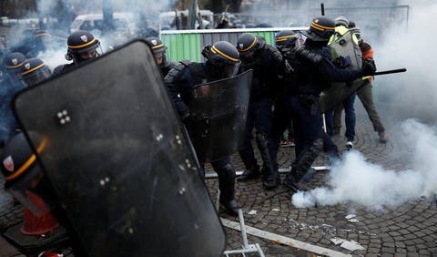 الشرطة الفرنسية تستخدم الغاز المسيل للدموع لتفريق متظاهري السترات الصفراء وسط باريس