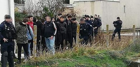 فتح تحقيق رسمي في واقعة إهانة الشرطة الفرنسية لطلاب محتجين