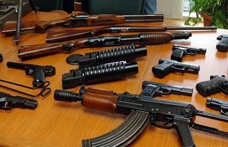 إسبانيا .. حجز أكثر من 60 قطعة سلاح وذخيرة في منزل مهجور