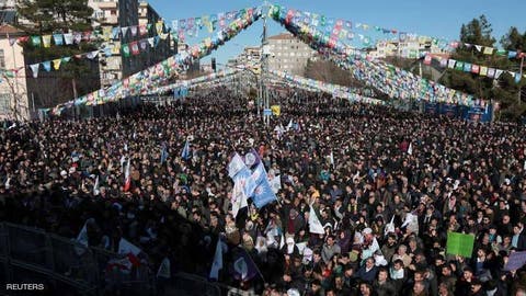 تركيا.. الآلاف يتظاهرون دعما “للنائبة السجينة”