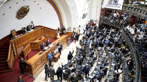 البرلمان الفنزويلي يعلن مادورو “مغتصبا” للسلطة