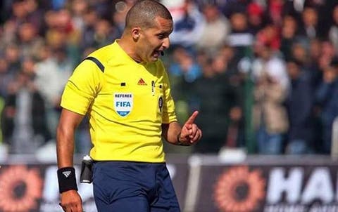 بعد قيادته للديربي باقتدار.. الكاف يختار ثلاثي تحكيم مغربي في لائحة مونديال 2022‎